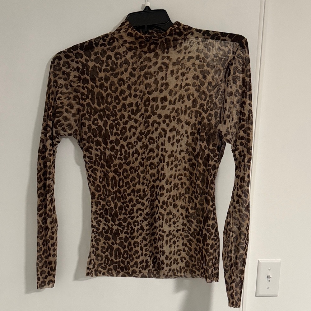 Chic Leopard Print Long Sleeve Top